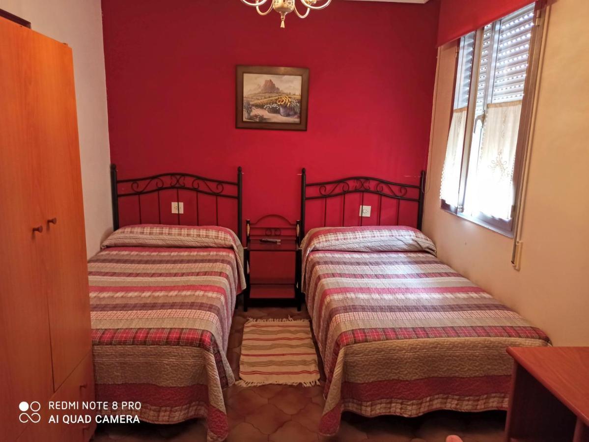 Pension La Parada Fabero ภายนอก รูปภาพ